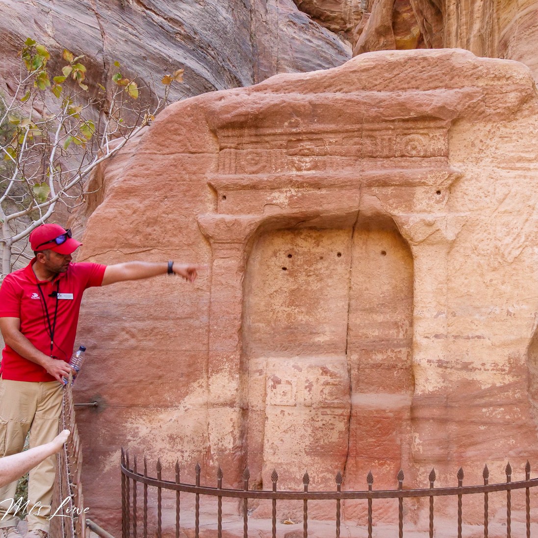 Muhannad gives a "tomb lesson"